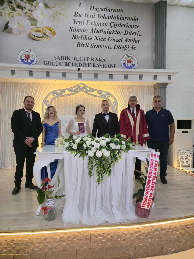 GENÇ ÇİFTİMİZE BİR ÖMÜR BOYU MUTLULUKLAR DİLERİZ...