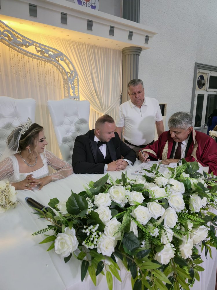 GENÇ ÇİFTİMİZE BİR ÖMÜR BOYU MUTLULUKLAR DİLERİZ...