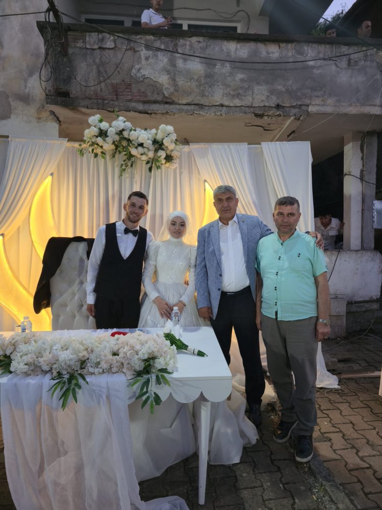GENÇ ÇİFTİMİZE BİR ÖMÜR BOYU MUTLULUKLAR DİLERİZ...
