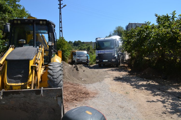 ÖRENCİK MAHALLESİ MEZARLIK SOKAK'TA KANALİZASYON ALTYAPISI YENİLENİYOR