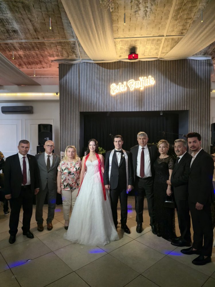 GENÇ ÇİFTİMİZE BİR ÖMÜR BOYU MUTLULUKLAR DİLERİZ...
