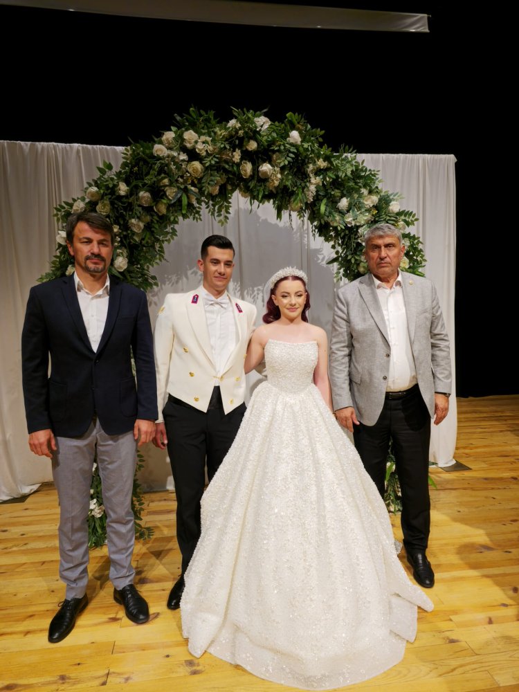 GENÇ ÇİFTİMİZE BİR ÖMÜR BOYU MUTLULUKLAR DİLERİZ...
