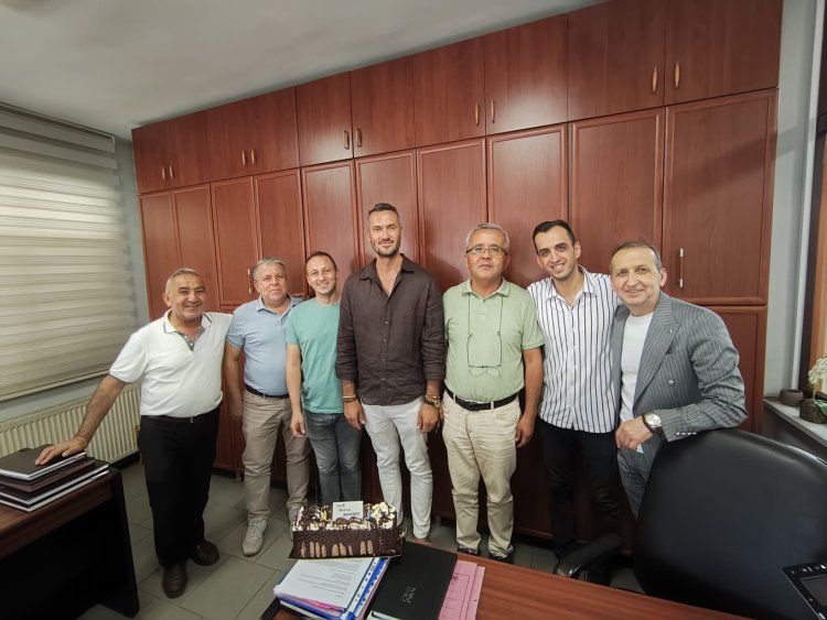 BELEDİYE BAŞKANIMIZ SADIK RECEP KARA BELEDİYE PERSONELİMİZ EMRAH YENERİN DOĞUM GÜNÜNÜ UNUTMADI...