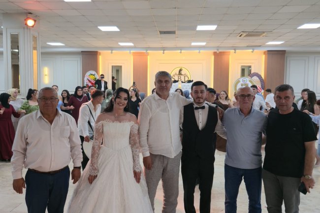 GENÇ ÇİFTİMİZE BİR ÖMÜR BOYU MUTLULUKLAR DİLERİZ...
