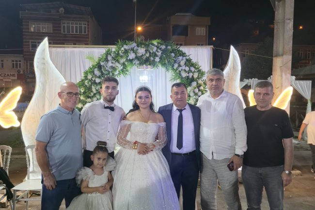 GENÇ ÇİFTİMİZE BİR ÖMÜR BOYU MUTLULUKLAR DİLERİZ...