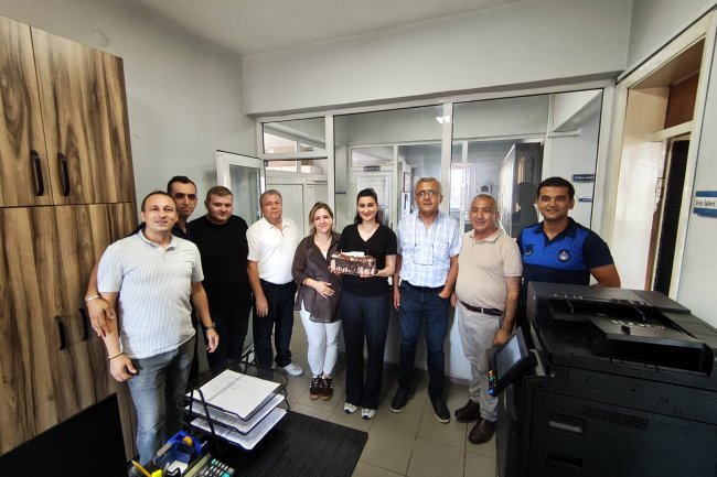 BELEDİYE PERSONELLERİMİZİN HER DAİM YANINDA OLAN BELEDİYE BAŞKANIMIZ SAYIN SADIK RECEP KARA MÜGENUR SARININ DOĞUM GÜNÜNÜ UNUTMADI...