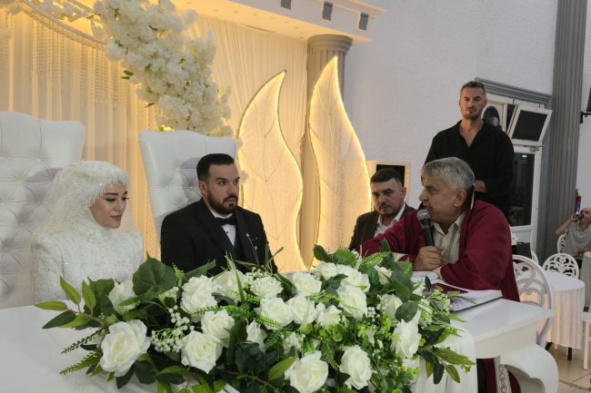 GENÇ ÇİFTİMİZE BİR ÖMÜR BOYU MUTLULUKLAR DİLERİZ