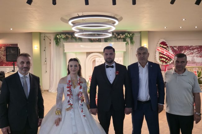 GENÇ ÇİFTİMİZE BİR ÖMÜR BOYU MUTLULUKLAR DİLERİZ...