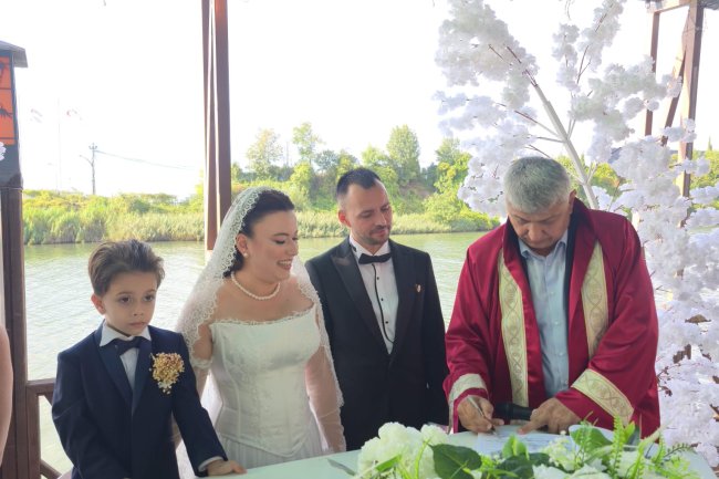 GENÇ ÇİFTİMİZE BİR ÖMÜR BOYU MUTLULUKLAR DİLERİZ...