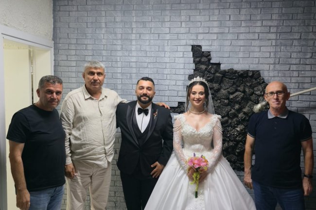 GENÇ ÇİFTİMİZE BİR ÖMÜR BOYU MUTLULUKLAR DİLERİZ...