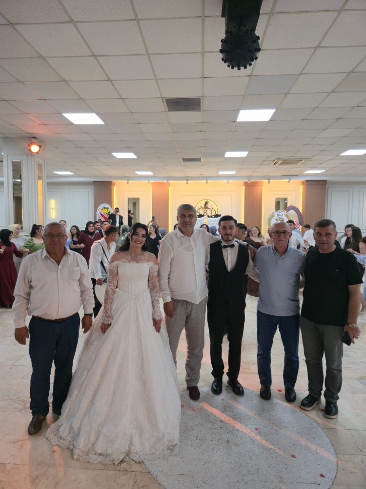 GENÇ ÇİFTİMİZE BİR ÖMÜR BOYU MUTLULUKLAR DİLERİZ...
