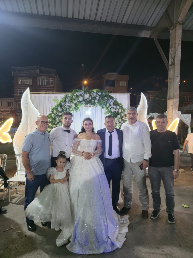 GENÇ ÇİFTİMİZE BİR ÖMÜR BOYU MUTLULUKLAR DİLERİZ...