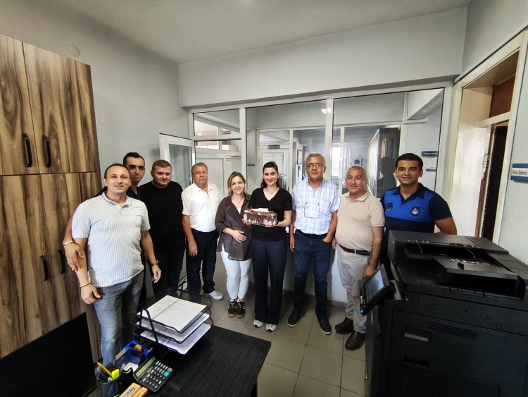 BELEDİYE PERSONELLERİMİZİN HER DAİM YANINDA OLAN BELEDİYE BAŞKANIMIZ SAYIN SADIK RECEP KARA MÜGENUR SARININ DOĞUM GÜNÜNÜ UNUTMADI...