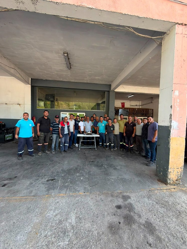 BELEDİYE PERSONELLERİMİZİN HER DAİM YANINDA OLAN BELEDİYE BAŞKANIMIZ SAYIN SADIK RECEP KARA, ALİ KARAKUYU’NUN DOĞUM GÜNÜNÜ UNUTMADI...