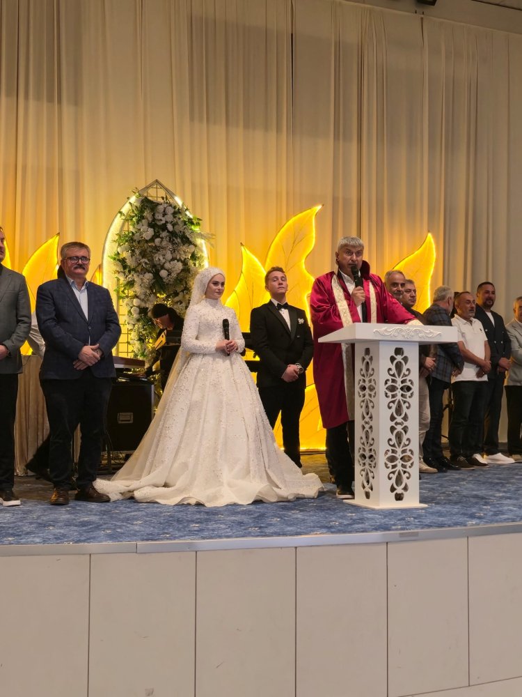 GENÇ ÇİFTİMİZE BİR ÖMÜR BOYU MUTLULUKLAR DİLERİZ...