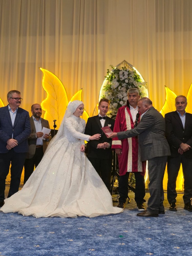 GENÇ ÇİFTİMİZE BİR ÖMÜR BOYU MUTLULUKLAR DİLERİZ...