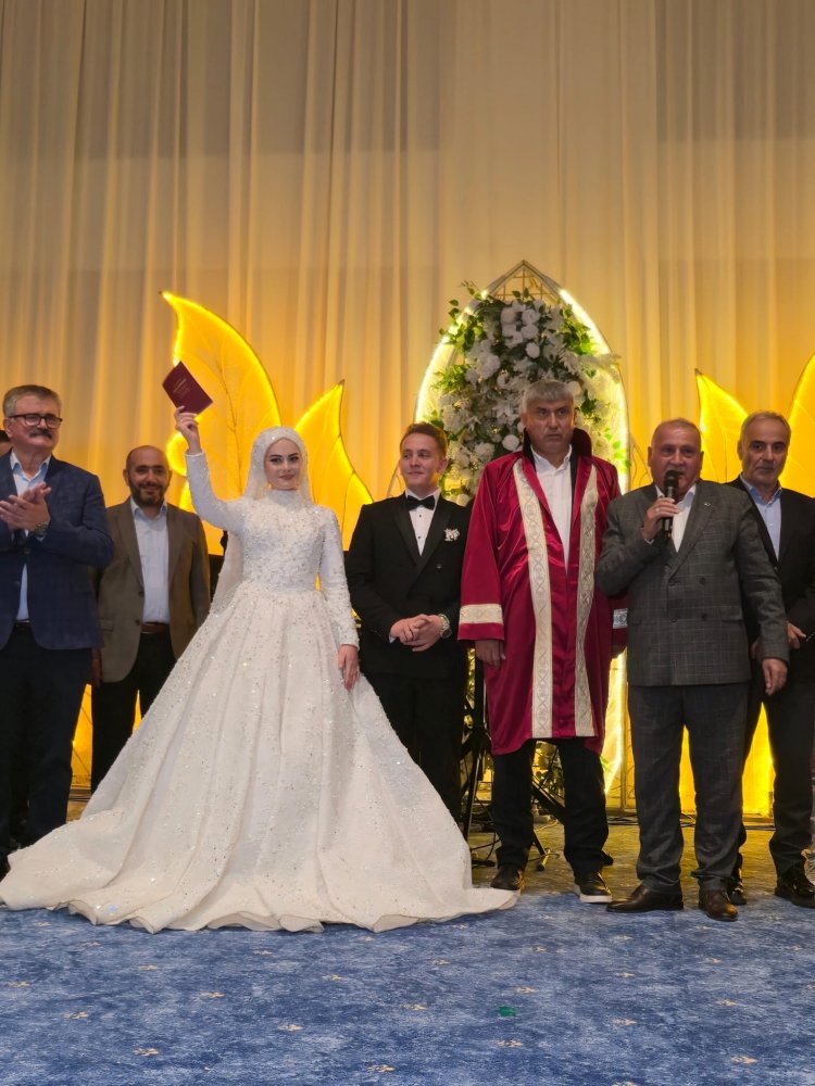 GENÇ ÇİFTİMİZE BİR ÖMÜR BOYU MUTLULUKLAR DİLERİZ...