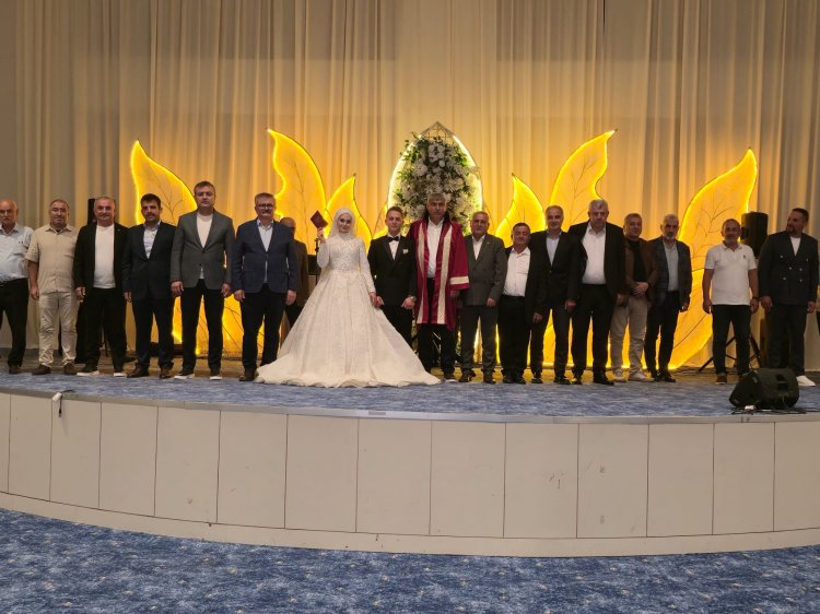 GENÇ ÇİFTİMİZE BİR ÖMÜR BOYU MUTLULUKLAR DİLERİZ...