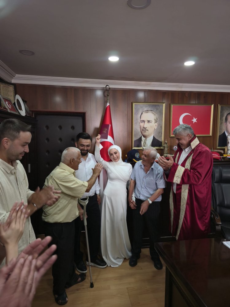GENÇ ÇİFTİMİZE BİR ÖMÜR BOYU MUTLULUKLAR DİLERİZ...