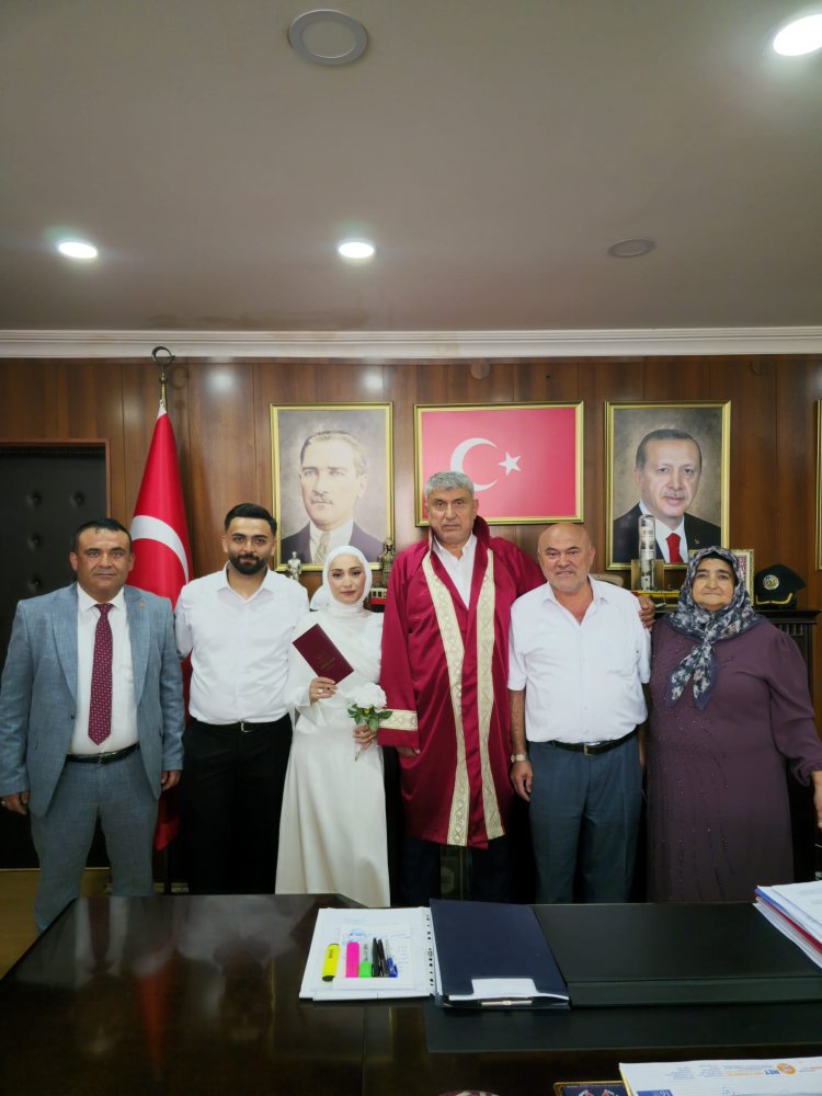 GENÇ ÇİFTİMİZE BİR ÖMÜR BOYU MUTLULUKLAR DİLERİZ...