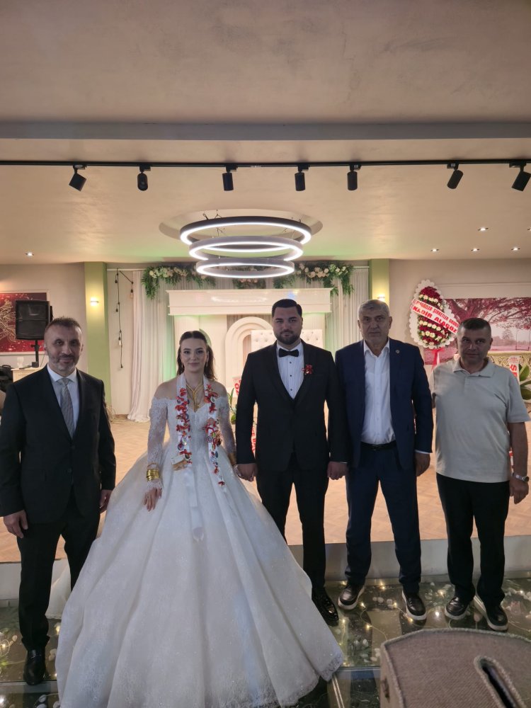 GENÇ ÇİFTİMİZE BİR ÖMÜR BOYU MUTLULUKLAR DİLERİZ...