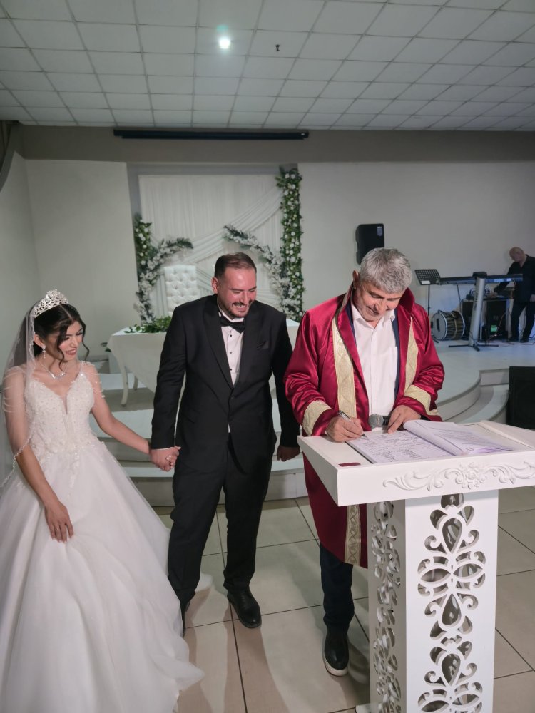 GENÇ ÇİFTİMİZE BİR ÖMÜR BOYU MUTLULUKLAR DİLERİZ