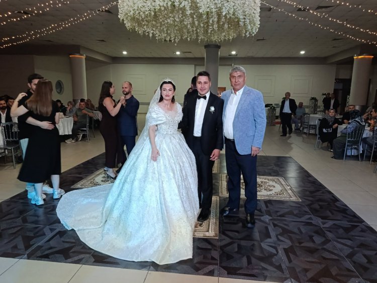 GENÇ ÇİFTİMİZE BİR ÖMÜR BOYU MUTLULUKLAR DİLERİZ...