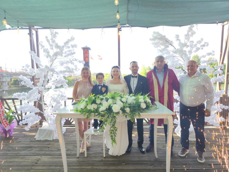 GENÇ ÇİFTİMİZE BİR ÖMÜR BOYU MUTLULUKLAR DİLERİZ...