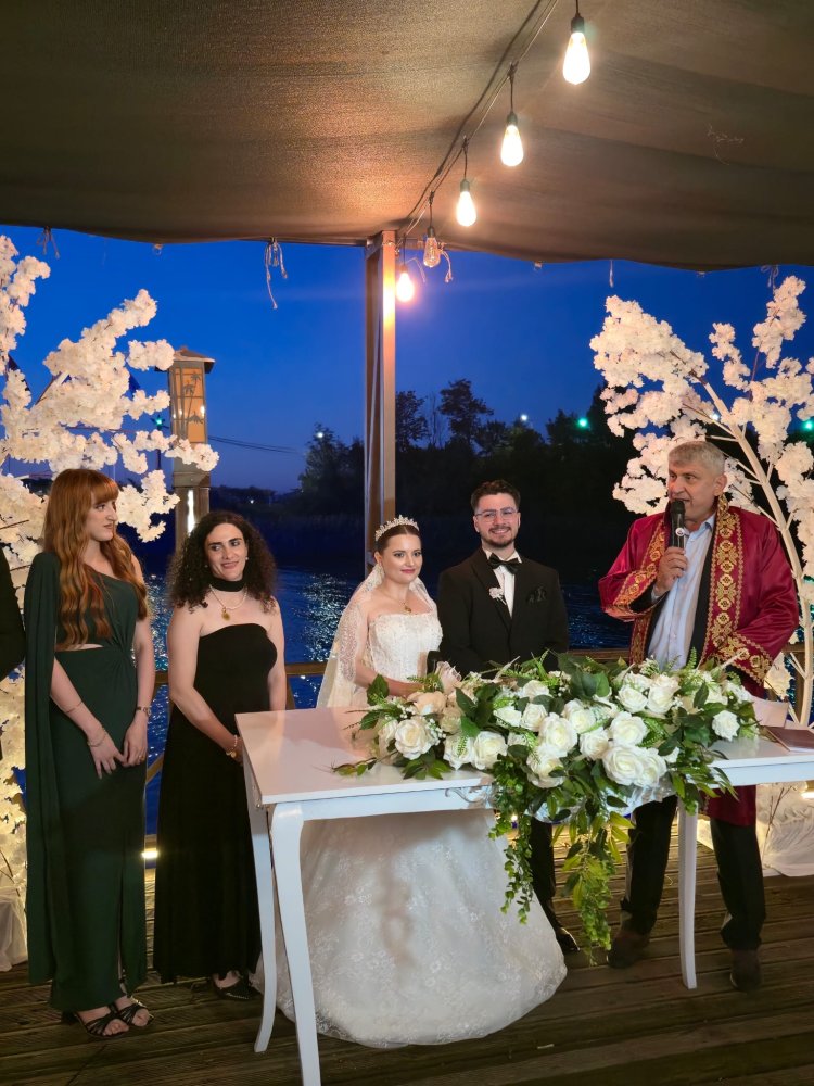 GENÇ ÇİFTİMİZE BİR ÖMÜR BOYU MUTLULUKLAR DİLERİZ...