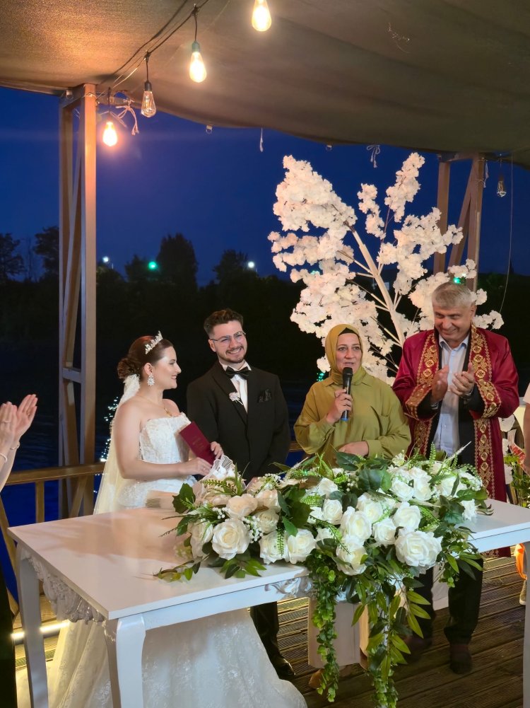 GENÇ ÇİFTİMİZE BİR ÖMÜR BOYU MUTLULUKLAR DİLERİZ...