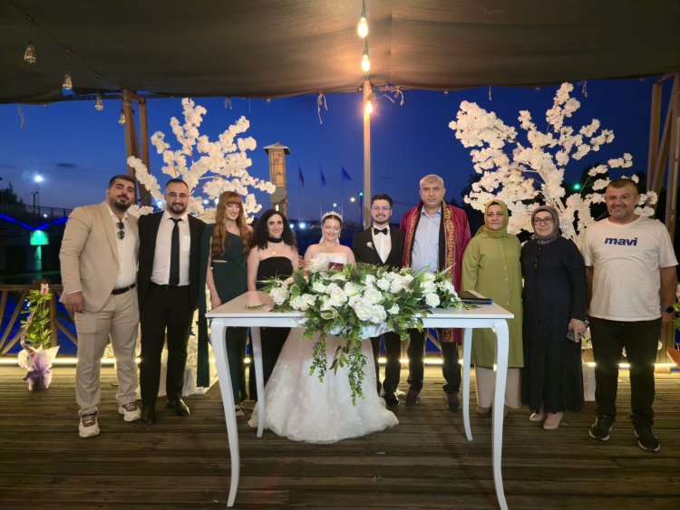 GENÇ ÇİFTİMİZE BİR ÖMÜR BOYU MUTLULUKLAR DİLERİZ...
