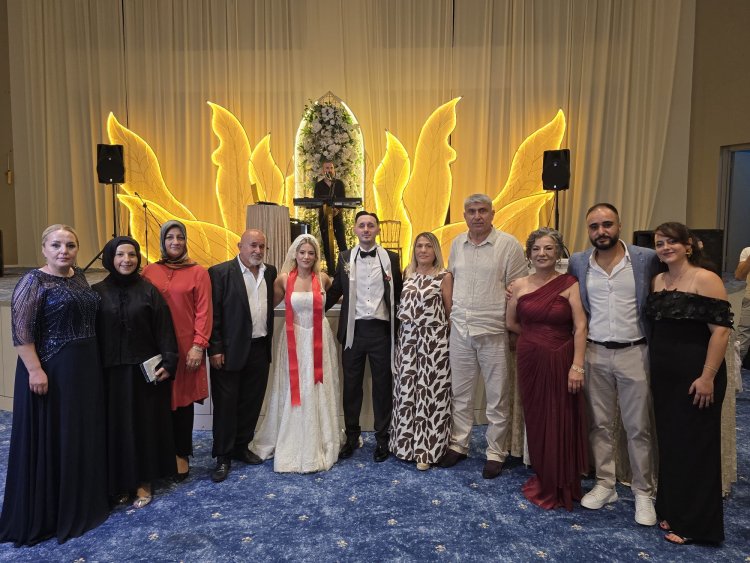 GENÇ ÇİFTİMİZE BİR ÖMÜR BOYU MUTLULUKLAR DİLERİZ...