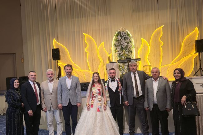 GENÇ ÇİFTİMİZE BİR ÖMÜR BOYU MUTLULUKLAR DİLERİZ...