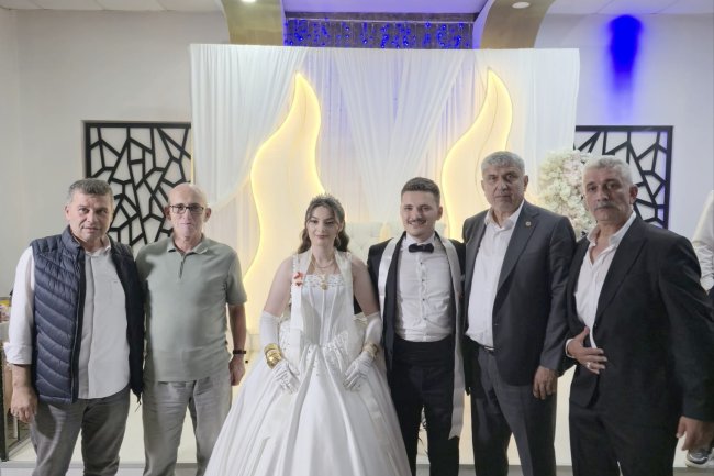 GENÇ ÇİFTİMİZE BİR ÖMÜR BOYU MUTLULUKLAR DİLERİZ...