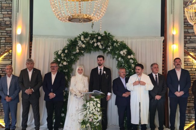 GENÇ ÇİFTİMİZE BİR ÖMÜR BOYU MUTLULUKLAR DİLERİZ...