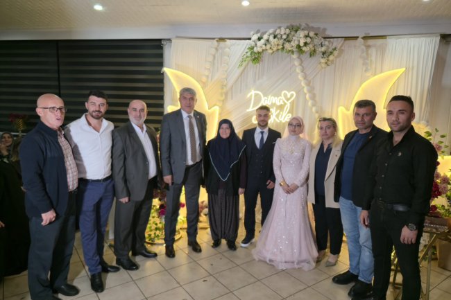 GENÇ ÇİFTİMİZE BİR ÖMÜR BOYU MUTLULUKLAR DİLERİZ...