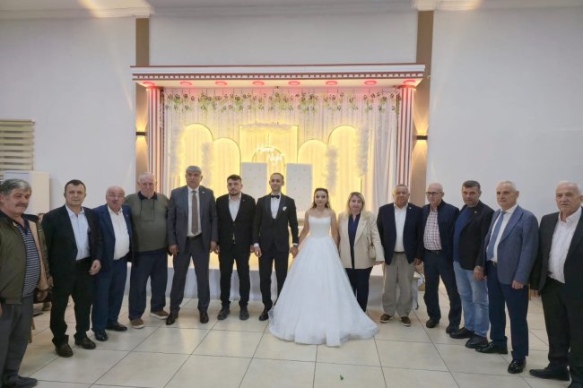GENÇ ÇİFTİMİZE BİR ÖMÜR BOYU MUTLULUKLAR DİLERİZ...