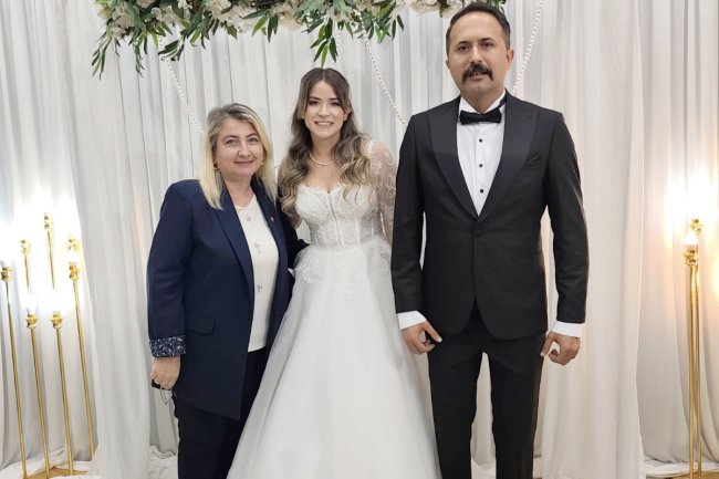 GENÇ ÇİFTİMİZE BİR ÖMÜR BOYU MUTLULUKLAR DİLERİZ...