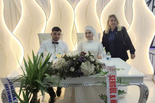 GENÇ ÇİFTİMİZE BİR ÖMÜR BOYU MUTLULUKLAR DİLERİZ...