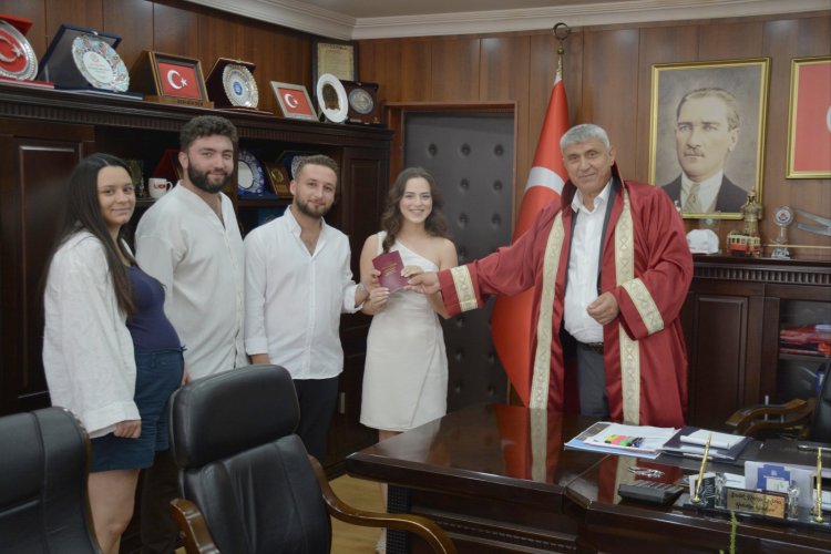 GENÇ ÇİFTİMİZE BİR ÖMÜR BOYU MUTLULUKLAR DİLERİZ...