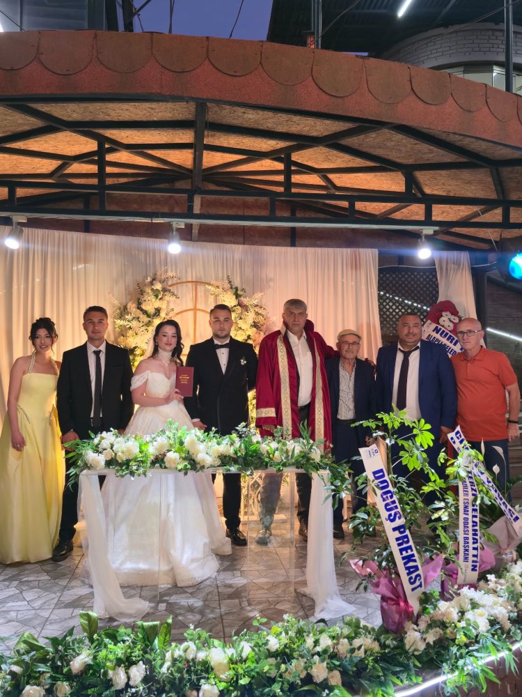 GENÇ ÇİFTİMİZE BİR ÖMÜR BOYU MUTLULUKLAR DİLERİZ