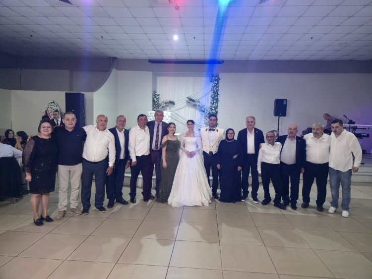 GENÇ ÇİFTİMİZE BİR ÖMÜR BOYU MUTLULUKLAR DİLERİZ...