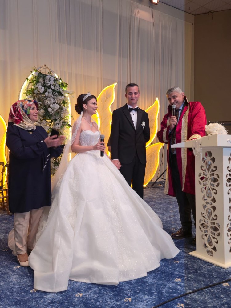 GENÇ ÇİFTİMİZE BİR ÖMÜR BOYU MUTLULUKLAR DİLERİZ