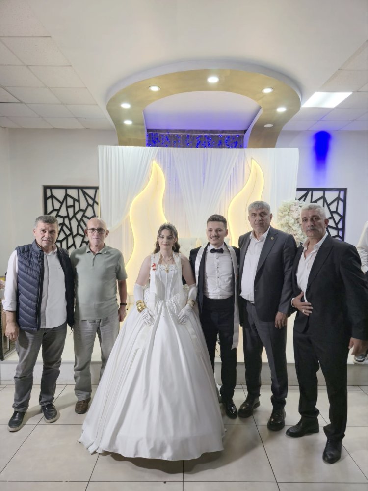 GENÇ ÇİFTİMİZE BİR ÖMÜR BOYU MUTLULUKLAR DİLERİZ...