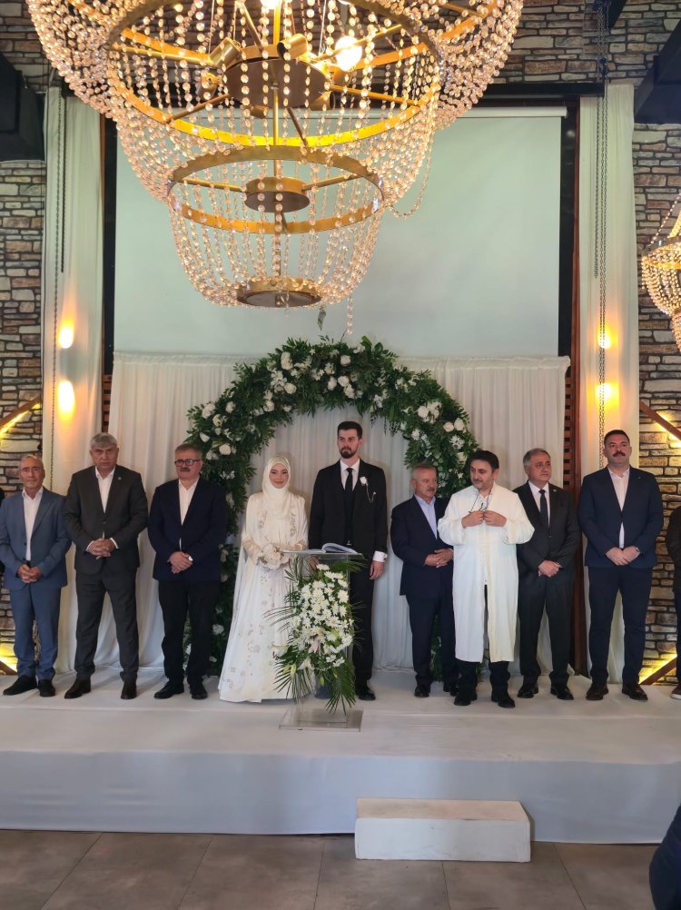 GENÇ ÇİFTİMİZE BİR ÖMÜR BOYU MUTLULUKLAR DİLERİZ...