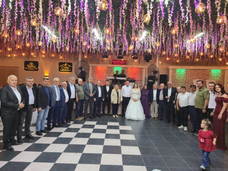 GENÇ ÇİFTİMİZE BİR ÖMÜR BOYU MUTLULUKLAR DİLERİZ...