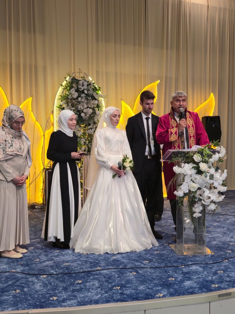 GENÇ ÇİFTİMİZE BİR ÖMÜR BOYU MUTLULUKLAR DİLERİZ...