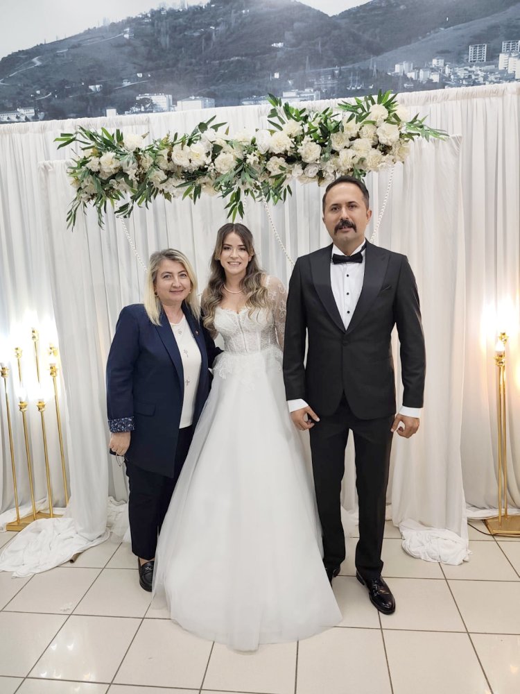 GENÇ ÇİFTİMİZE BİR ÖMÜR BOYU MUTLULUKLAR DİLERİZ...