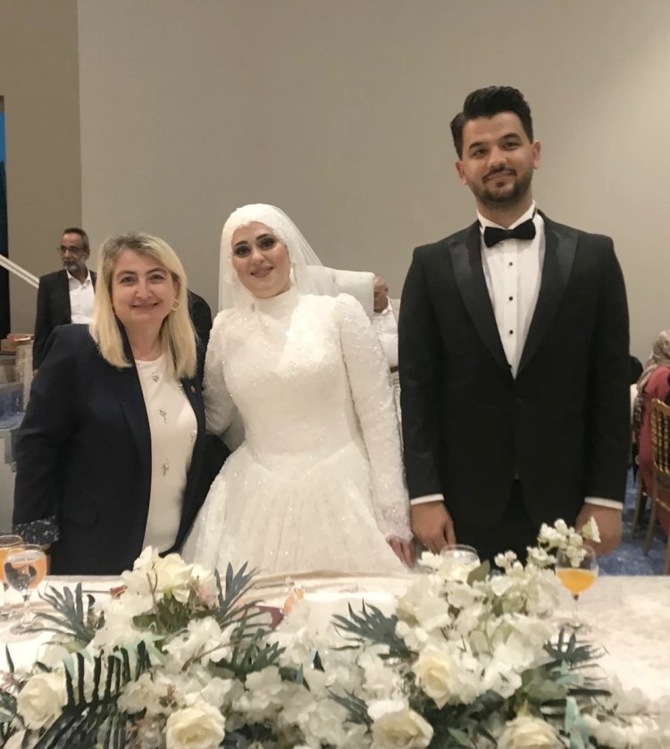 GENÇ ÇİFTİMİZE BİR ÖMÜR BOYU MUTLULUKLAR DİLERİZ...