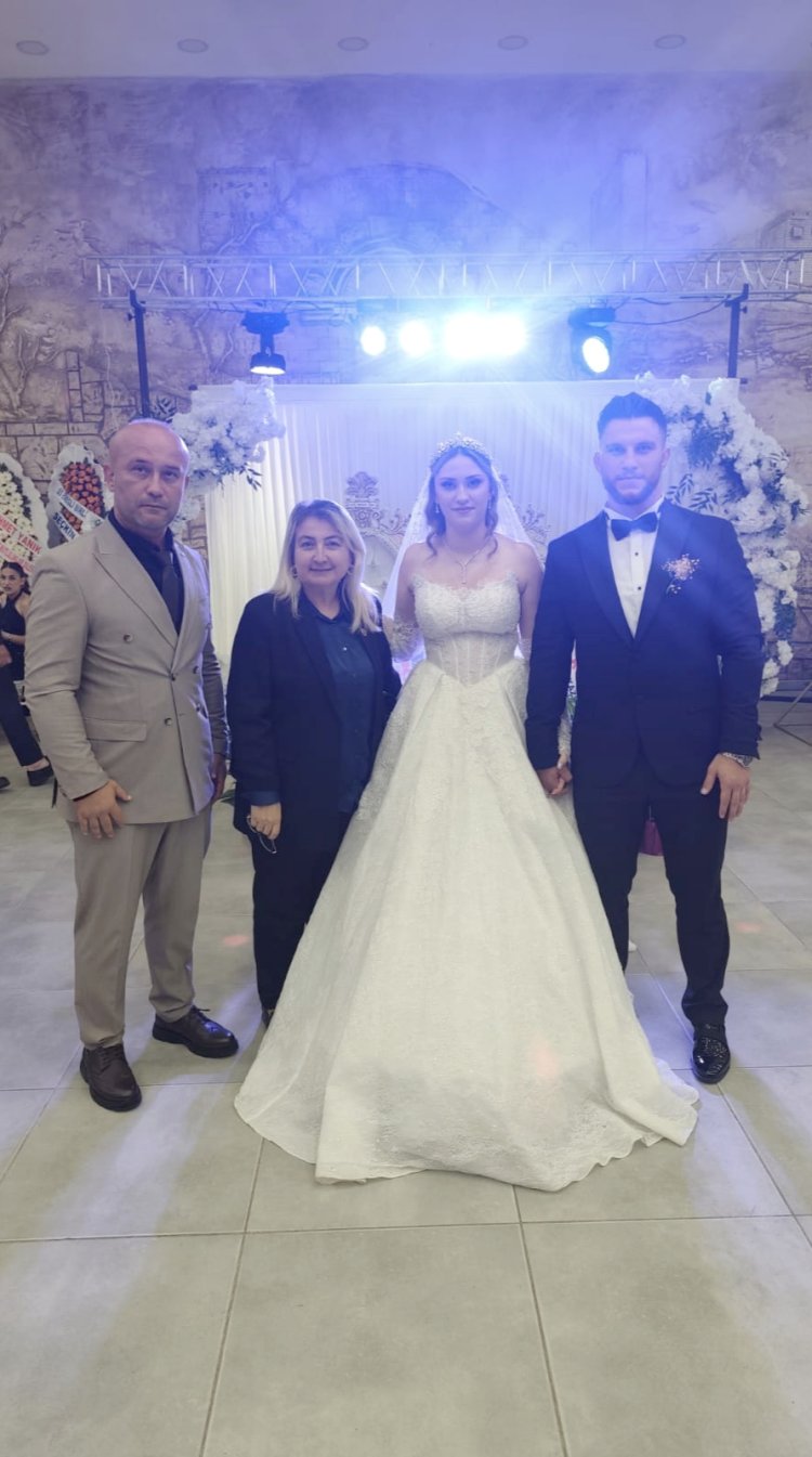 GENÇ ÇİFTİMİZE BİR ÖMÜR BOYU MUTLULUKLAR DİLERİZ...